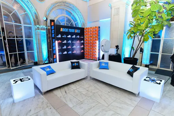 Off White Lounge