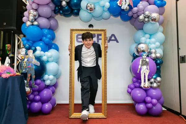 Step & Repeat with Garland