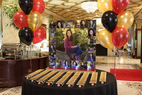 Photo with Photo Border Seating Card Display