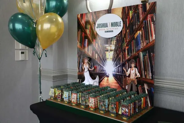 Barnes and Nobles Seating Card Display