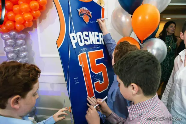 NY Knicks Jersey Sign in Board